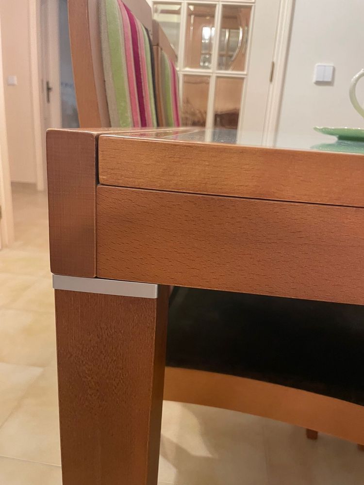 Mesa de jantar extensível em cerejeira e 4 cadeiras forradas a tecido