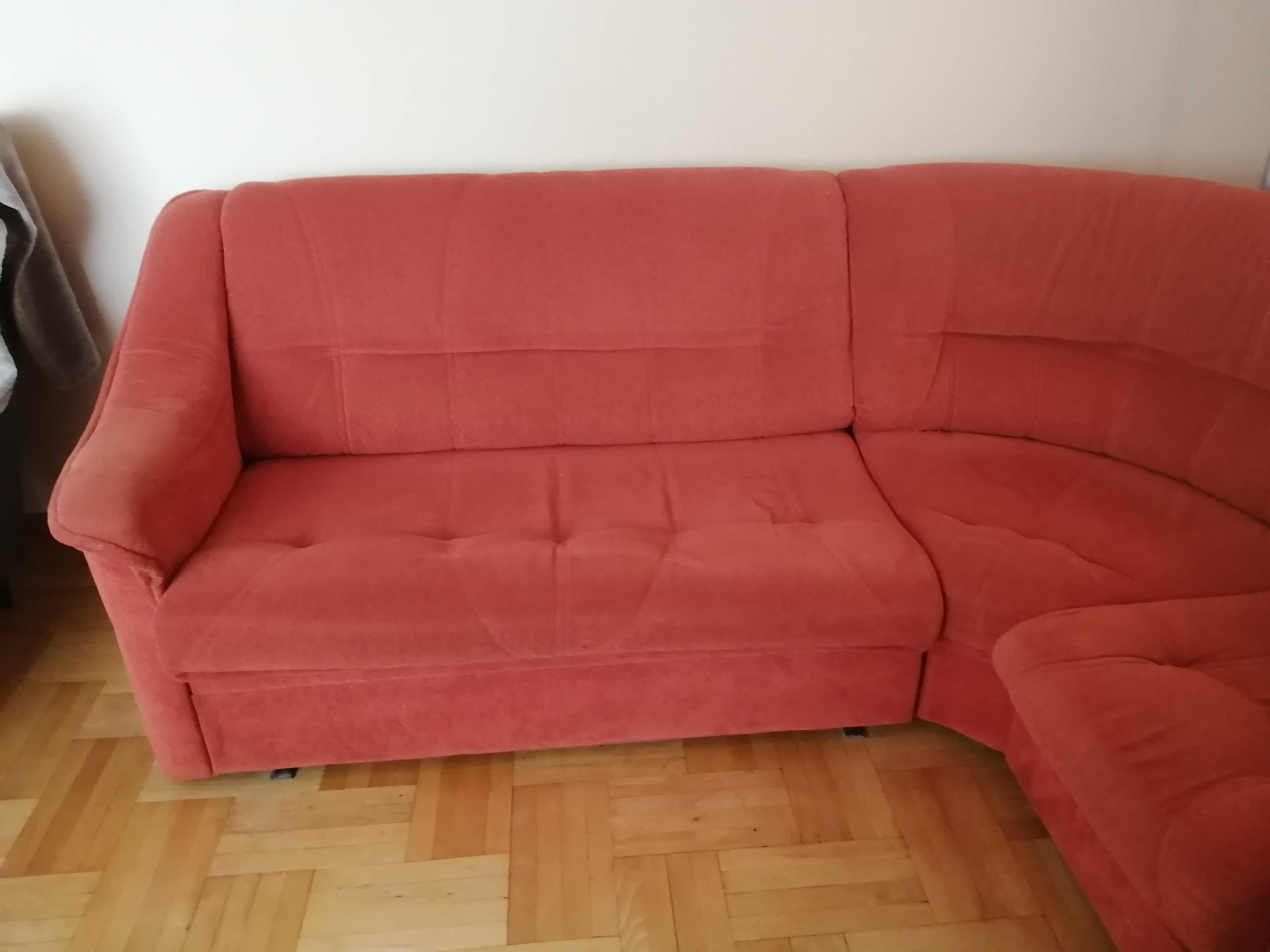 Duża sofa w kolorze pomarańczowym