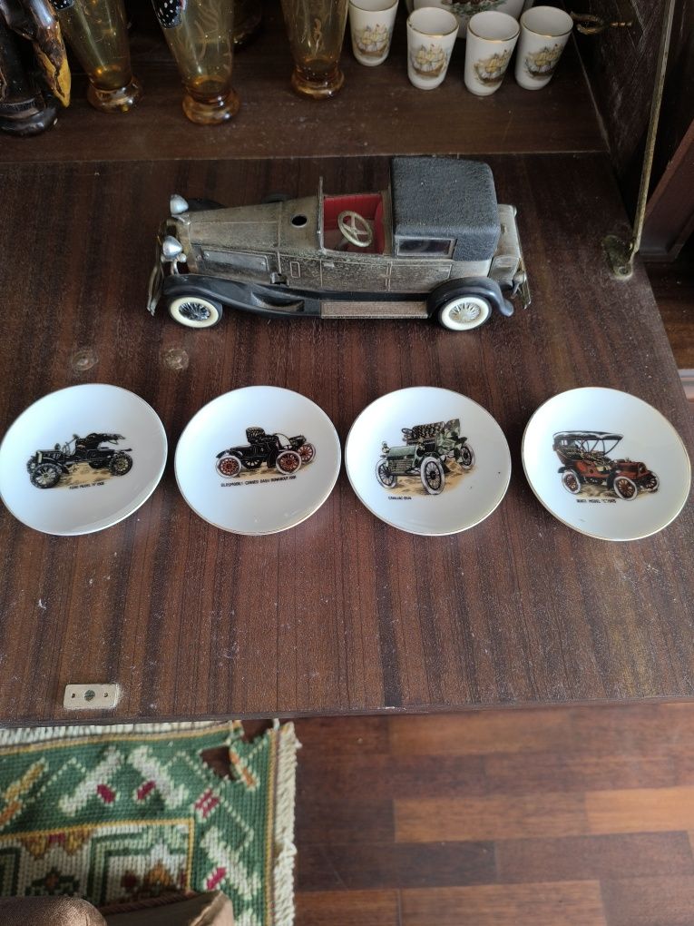 Lote de 4 pratos e 1 carro isqueiro
