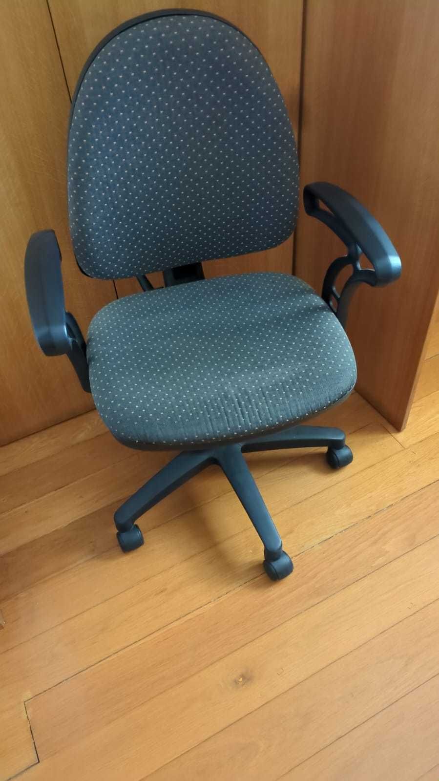 Cadeira rotativa de escritório em tecido