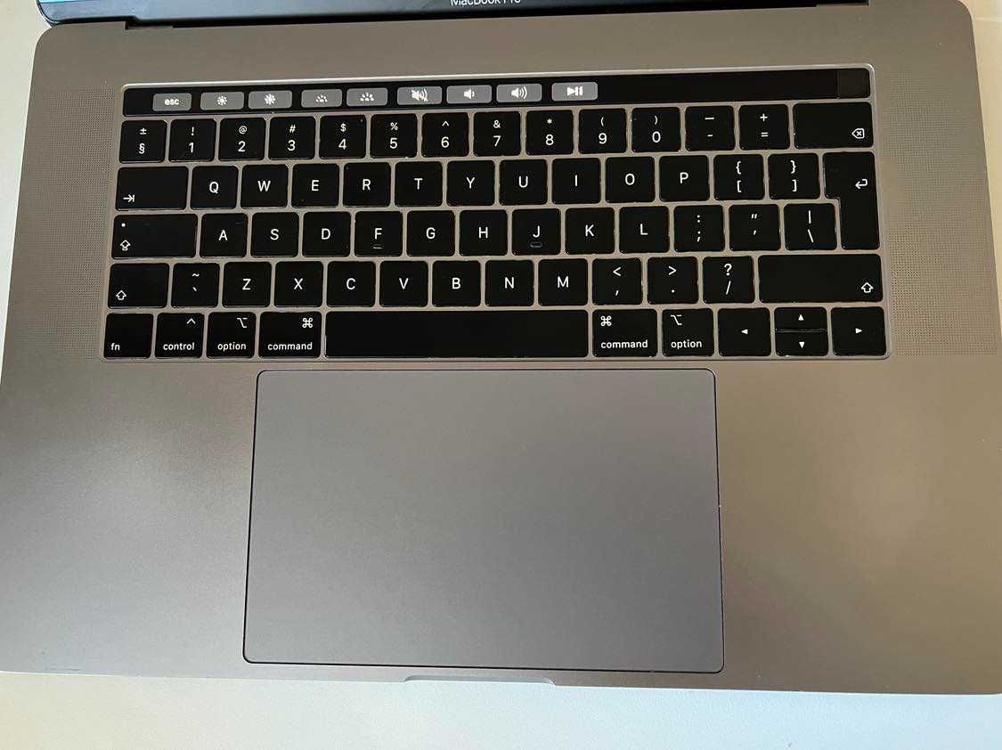 Laptop MacBook Pro 15 A1990 Intel i7 16 GB / 256 GB szary OKAZJA!