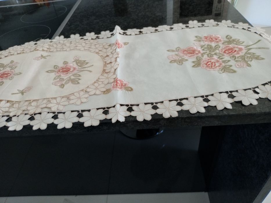 Três panos bordados um grande e dois pequenos