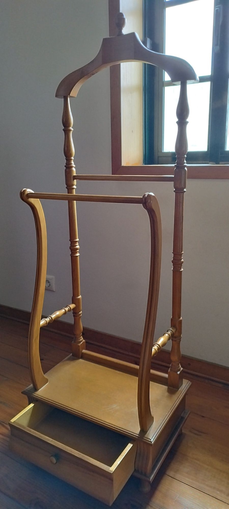 Cabide de chão com gaveta