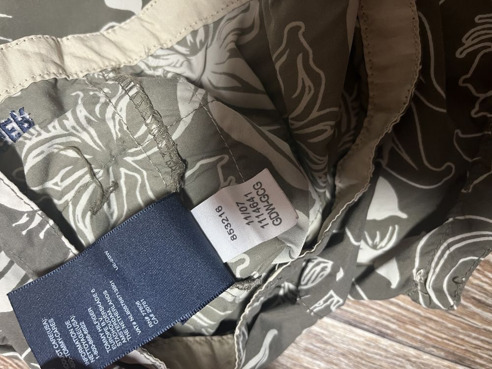TOMMY HILFIGER. Цветочные гавайские шорты.
