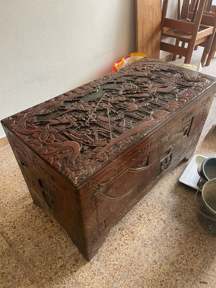 Arca de madeira maciça trabalhada
