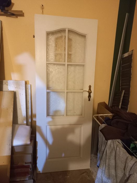 Białe drzwi z szybą 70cm lewe zawiasy