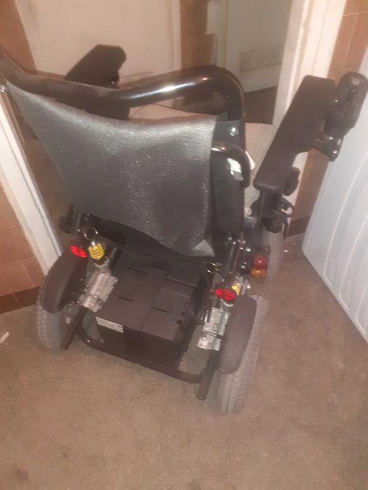 Wózek inwalidzki z napędem elektrycznym W1018-Limber