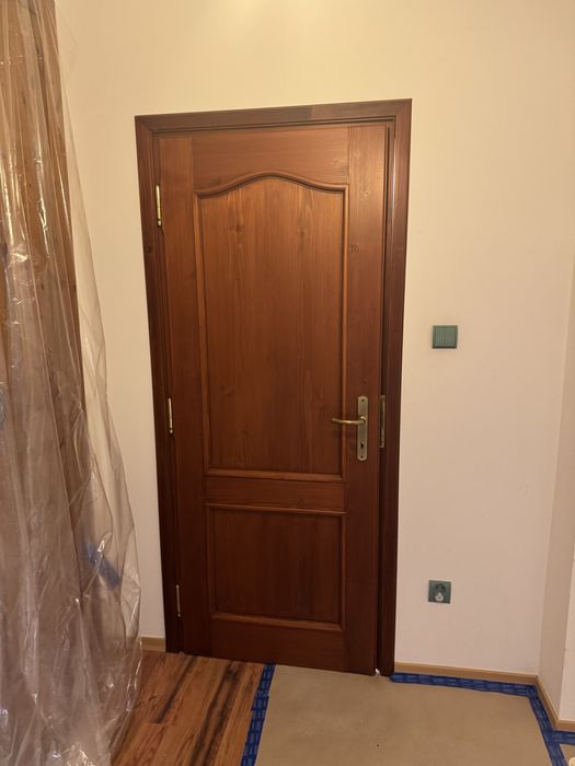 Drzwi drewniane w kolorze teak