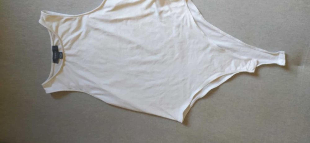 białe body na szerokich ramiączkach