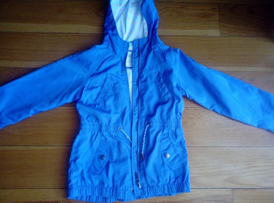 Casaco corta vento com capuz, Menina