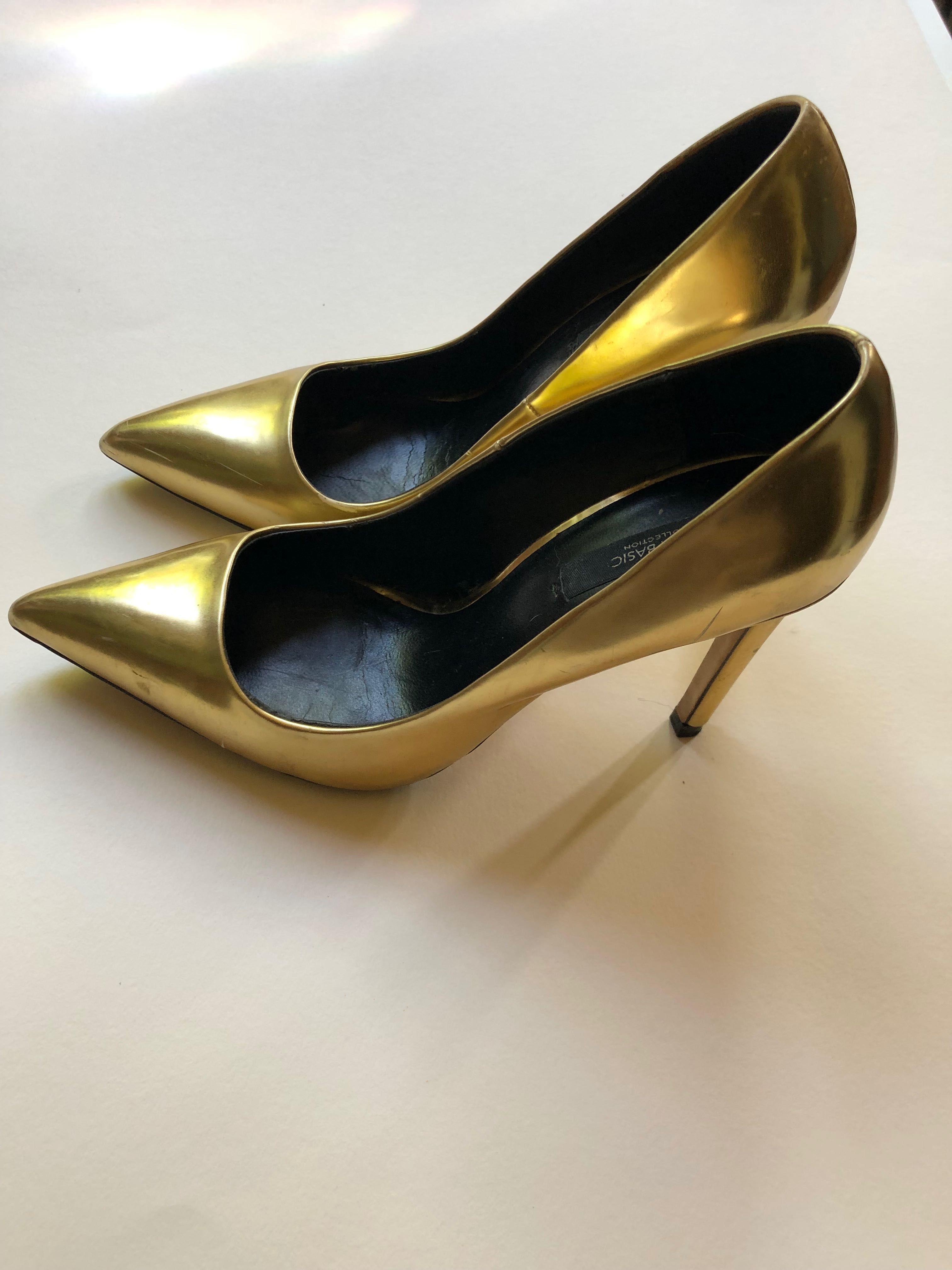 Золотые туфли на высоком узком каблучке с острым носиком фирмы Zara