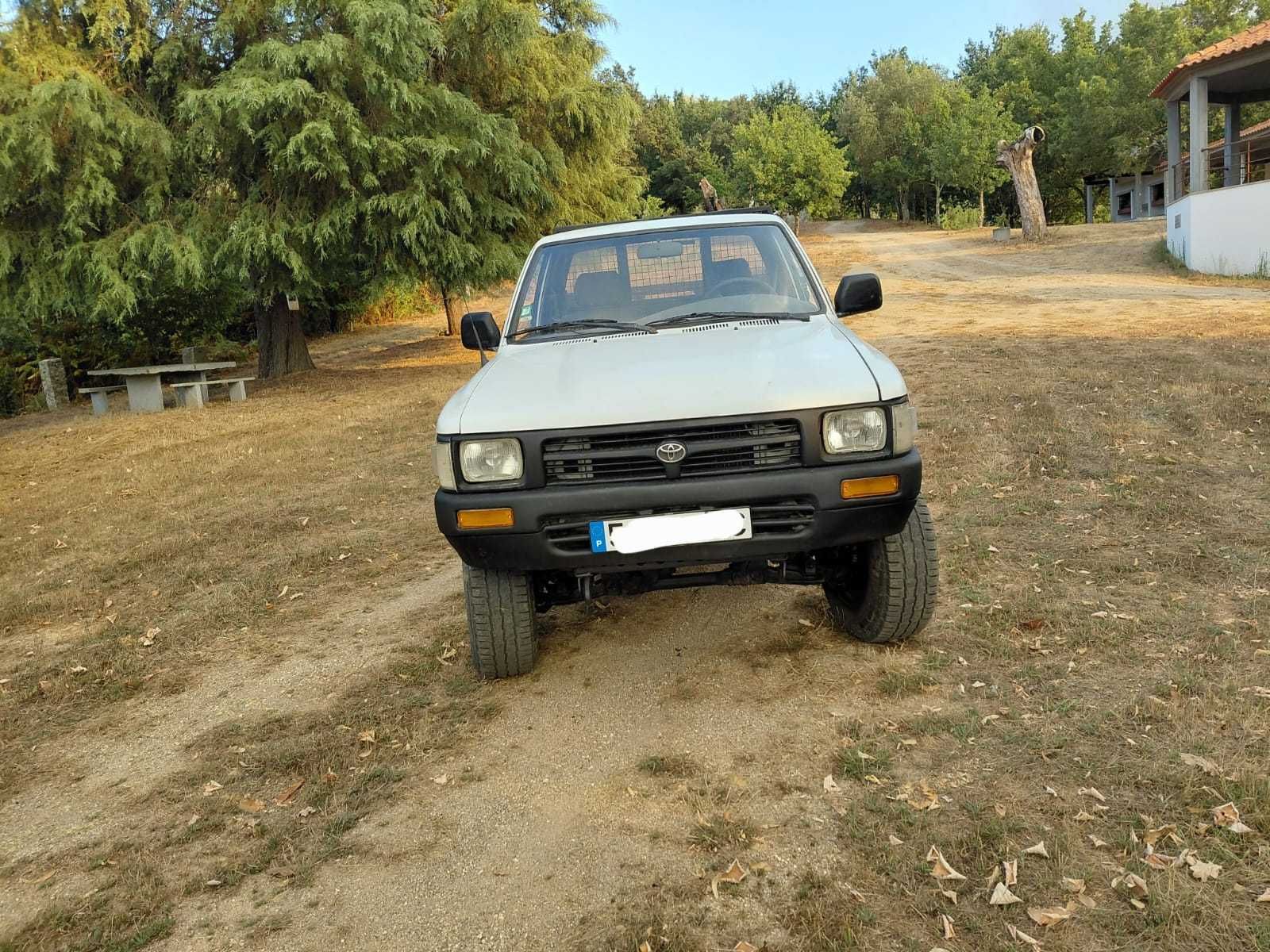 TOYOTA HILLUX 2.4D