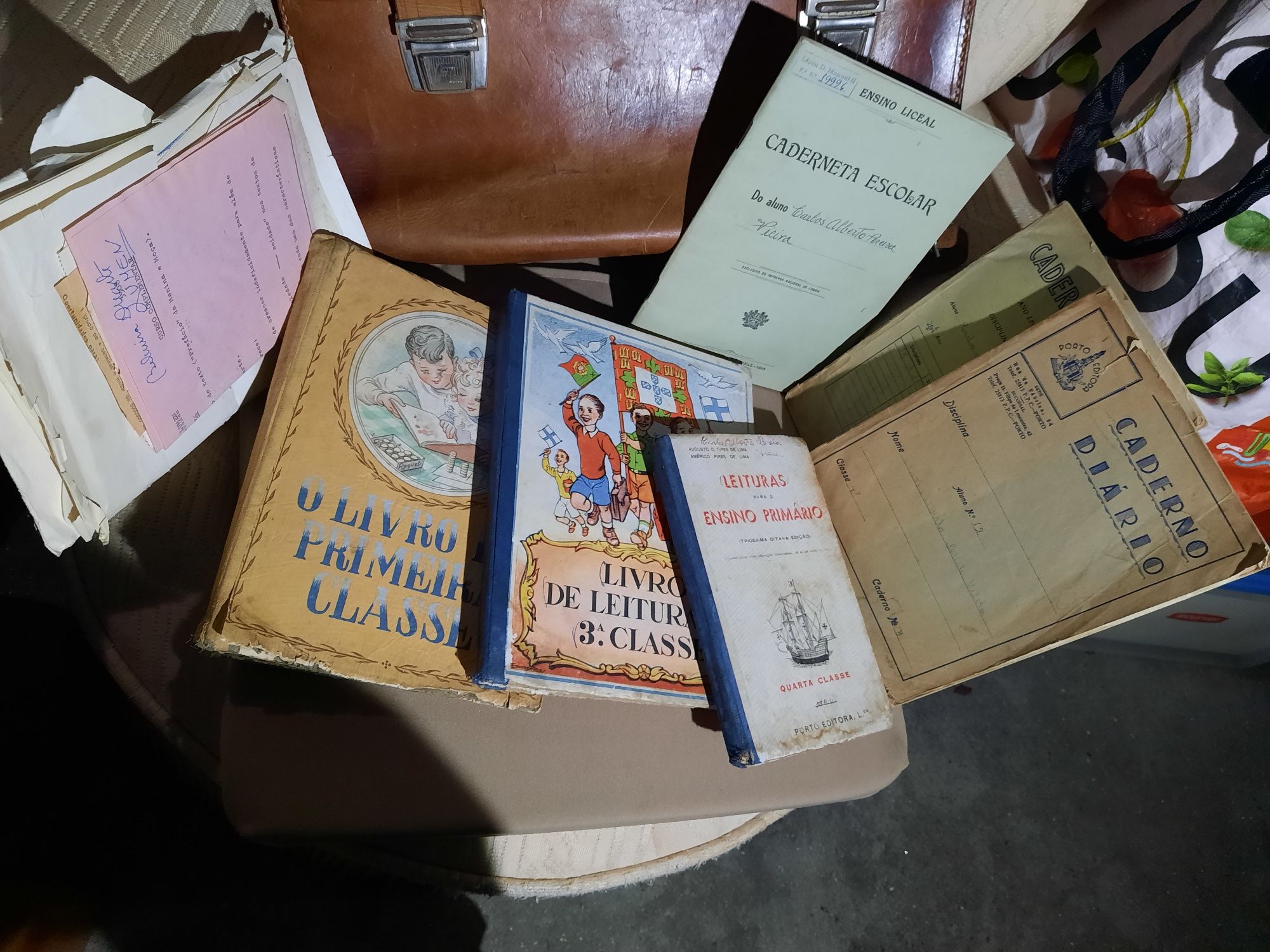 Pasta escolar de costas antiga com livros  cadernos autêntica raridade