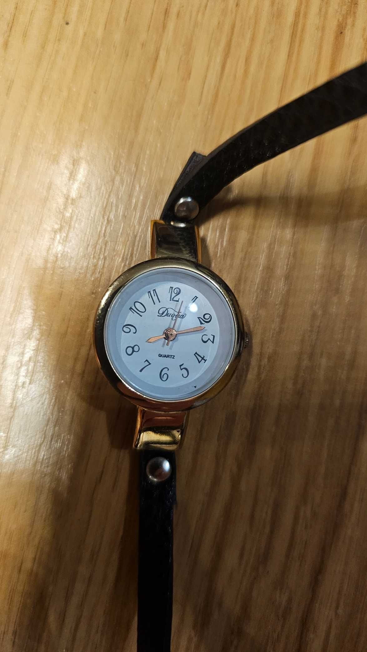 Damski zegarek wielowarstwowy z ozdobnymi kamyczkami