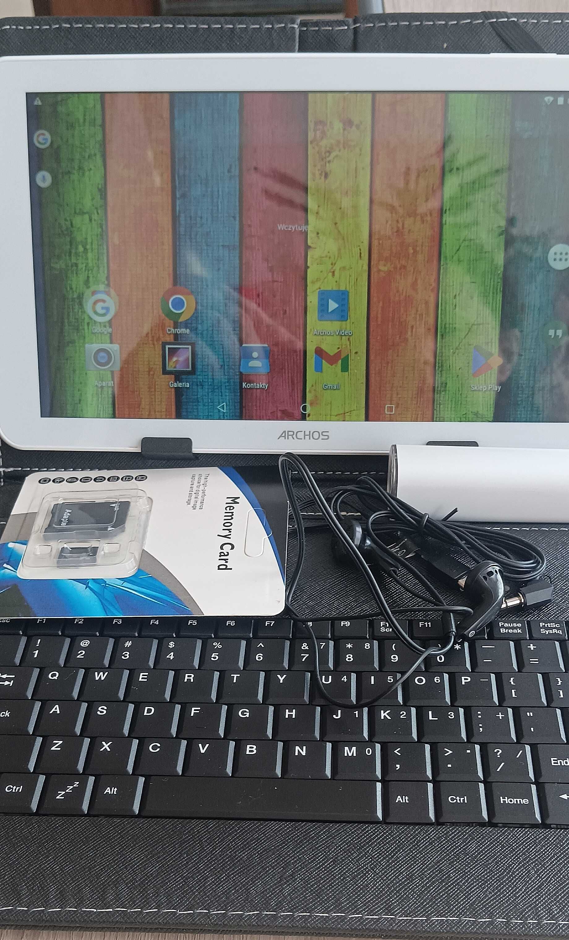 Tablet z klawiaturą w etui i z power bank