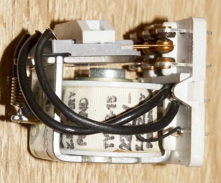 Przekaźnik R15 3PDT 10 A 250 VAC 1510\1315\1220 cewka 220 VDC; ZP ŻARY