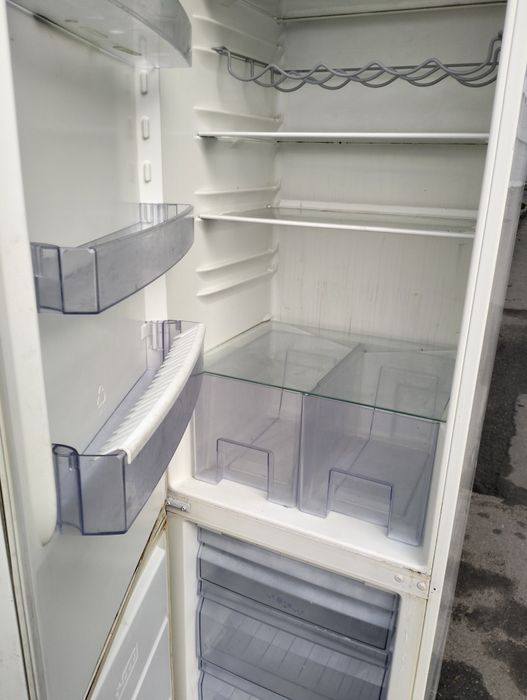 Холодильник  з морозилкою.
