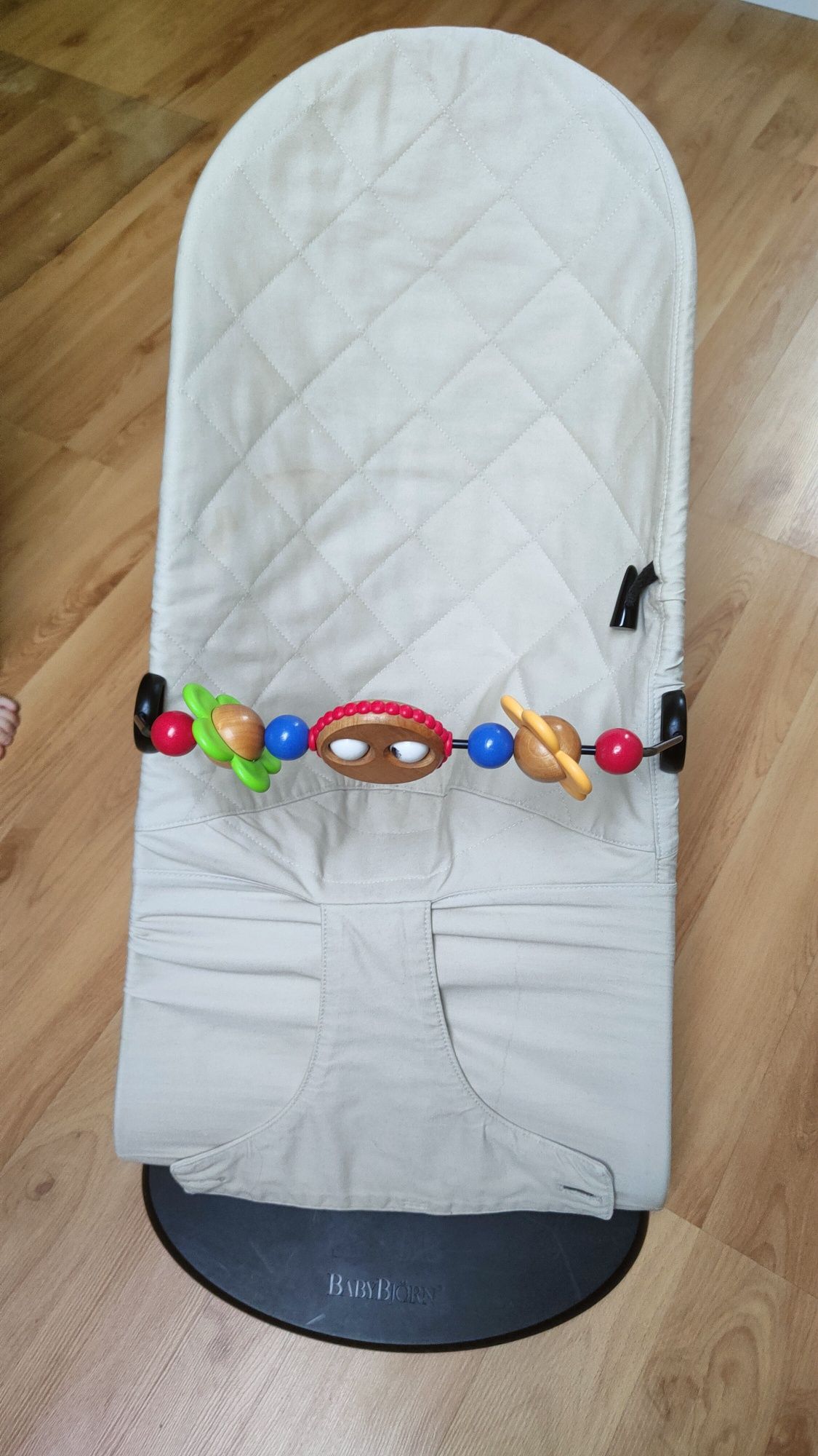 Leżaczek babybjorn z zabawkami