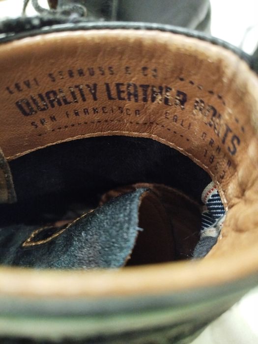 Чоловічі черевики боти від Levi's.