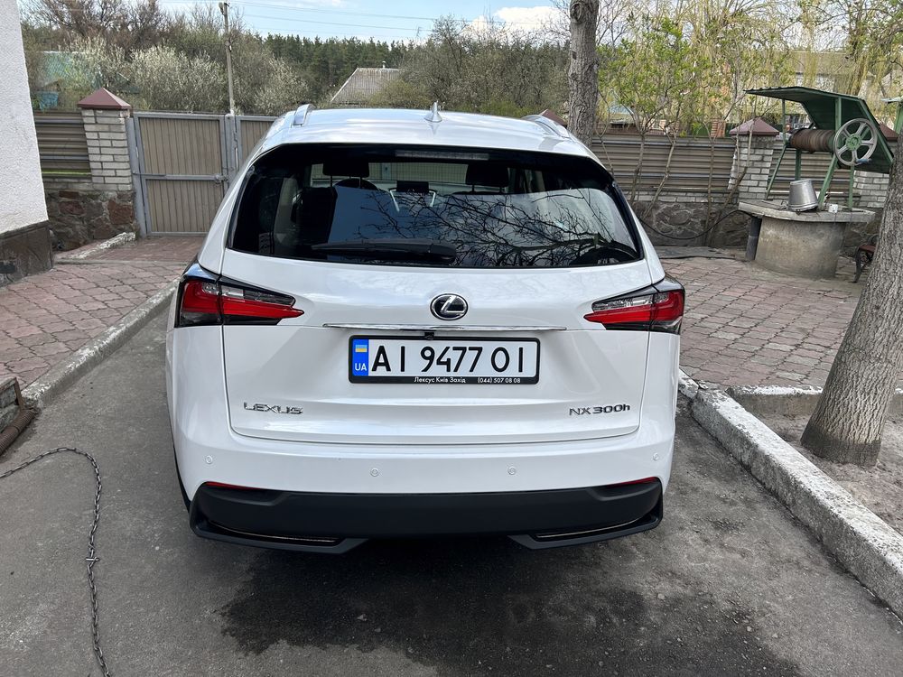 Лексус гібрид  60т.км пробігу.