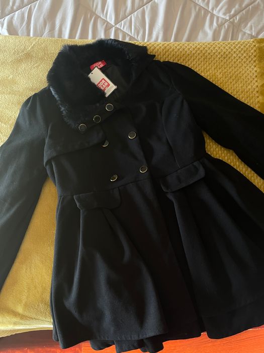 Sobretudo feminino plissado em preto