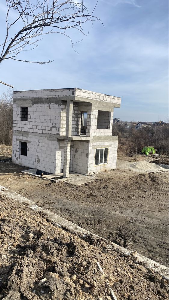 Готовий будинок на закритій територіі зі сховищем