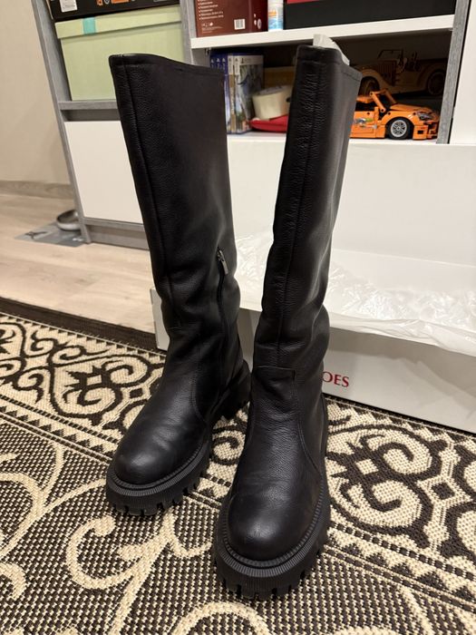 Жіночі зимові чорні шкіряні чоботи з хутром