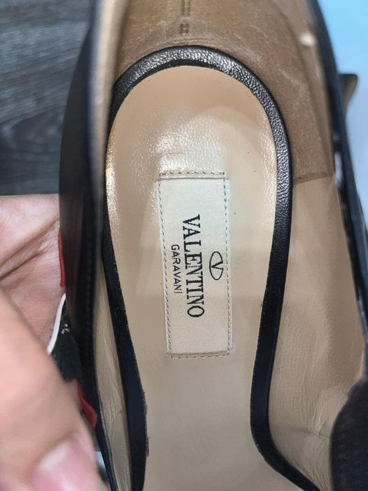 Valentino Шкіряні  чорні  туфлі Валентино губна помада