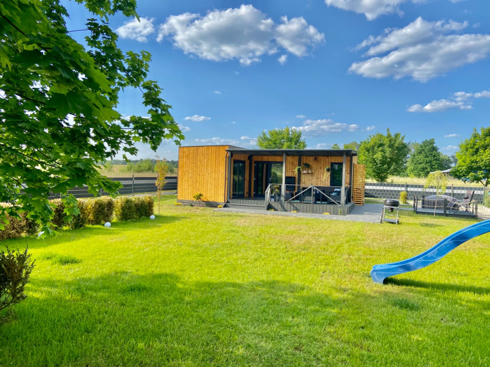 Domek do wynajęcia nad jeziorem z banią (  jacuzzi)