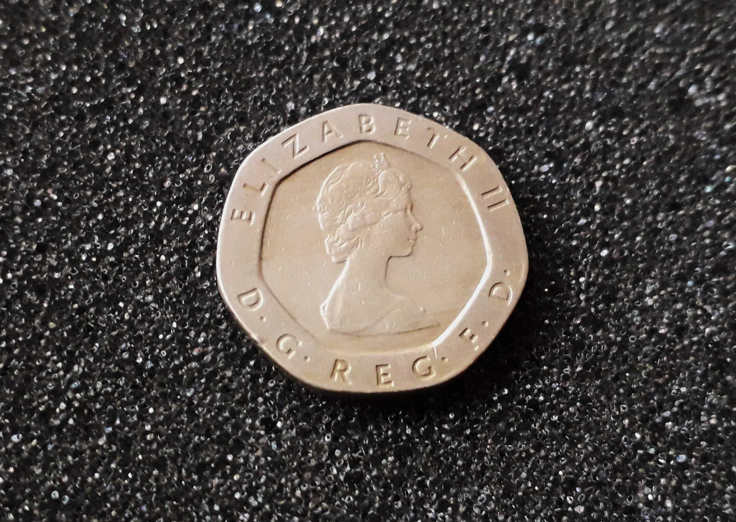 Монета ELIZABETH II D G REG F D 1982 г twenty pence Великобритания