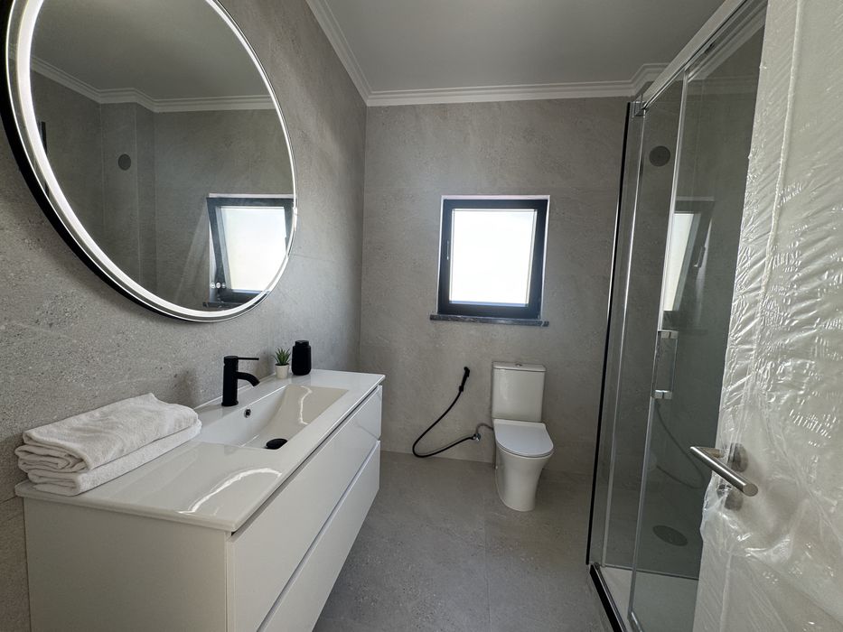 Moradia T4 nova com Jacuzzi, jardim privado e acabamentos de luxo