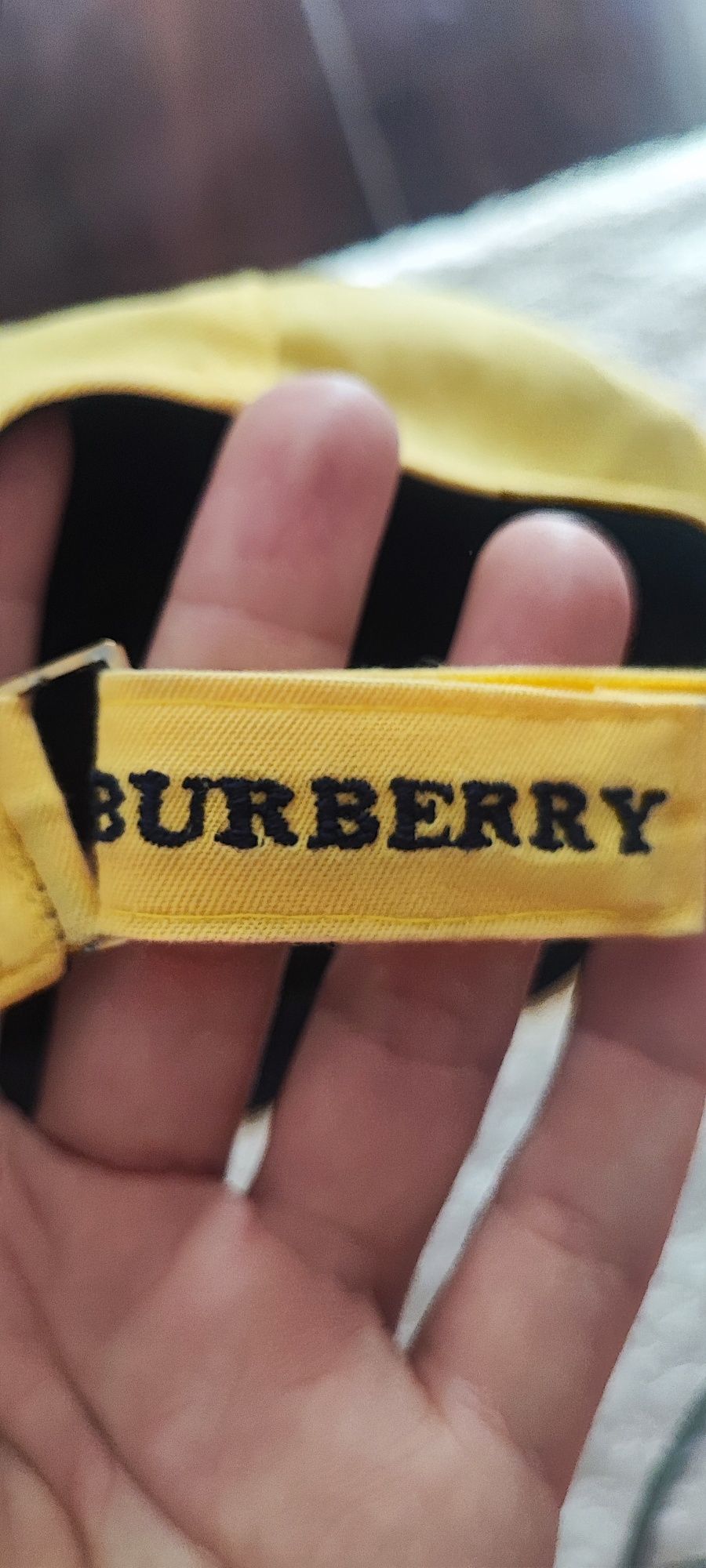 Boné Amarelo da Burberry usado uma vez