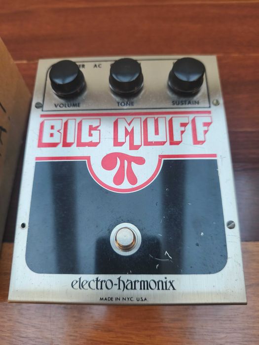 Electro-Harmonix Big Muff Pi V3 1976 (Red & Black) Big Muff Pi V3 1976
