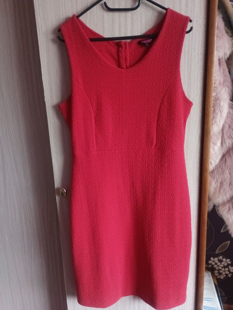 Czerwona prosta sukienka