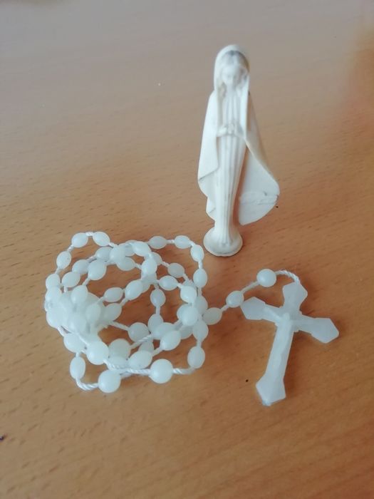 Santa para tablier de automóvel e crucifixo.