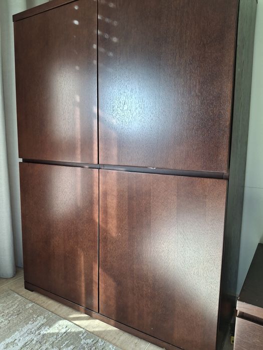 Móvel de sala com quatro portas