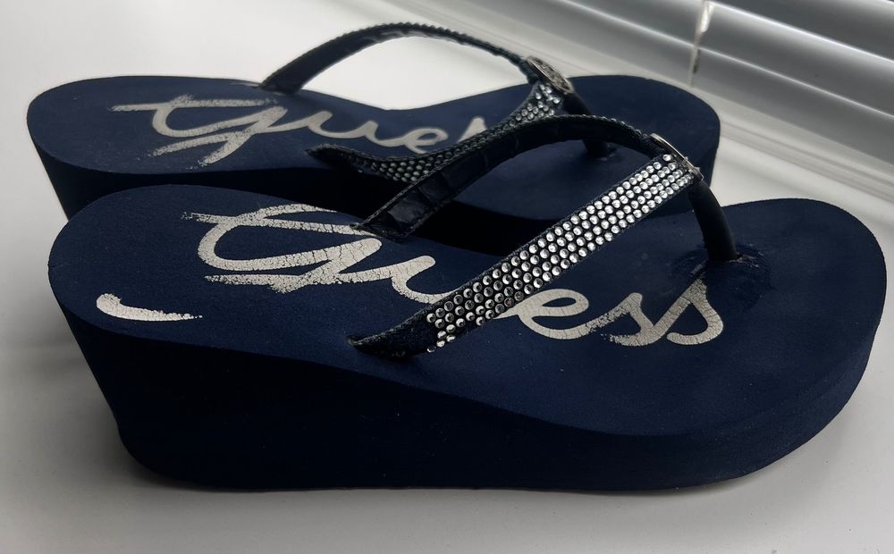 Жіночі вʼєтнамки Guess