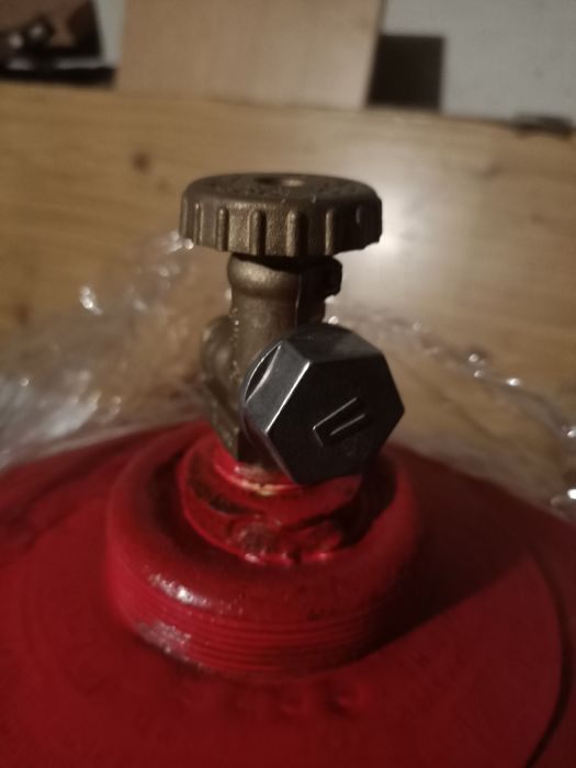 Продам б/в балон без газу об'ємом 50 літрів з новим клапаном!