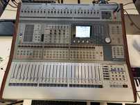 Mikser Tascam DM-4800 cyfrowa konsoleta z interfejsem FireWire