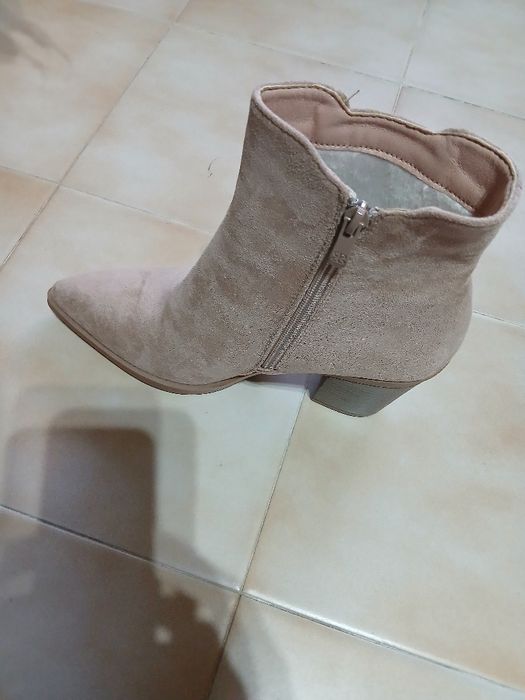 Vendo botas texanas número 38 porque ficam apertadas nas pernas