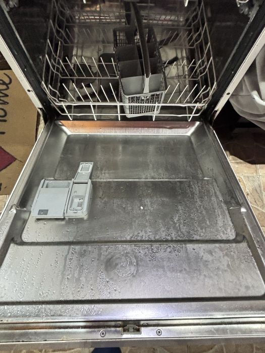 Maquina Telefunken lavar louça a funcionar.