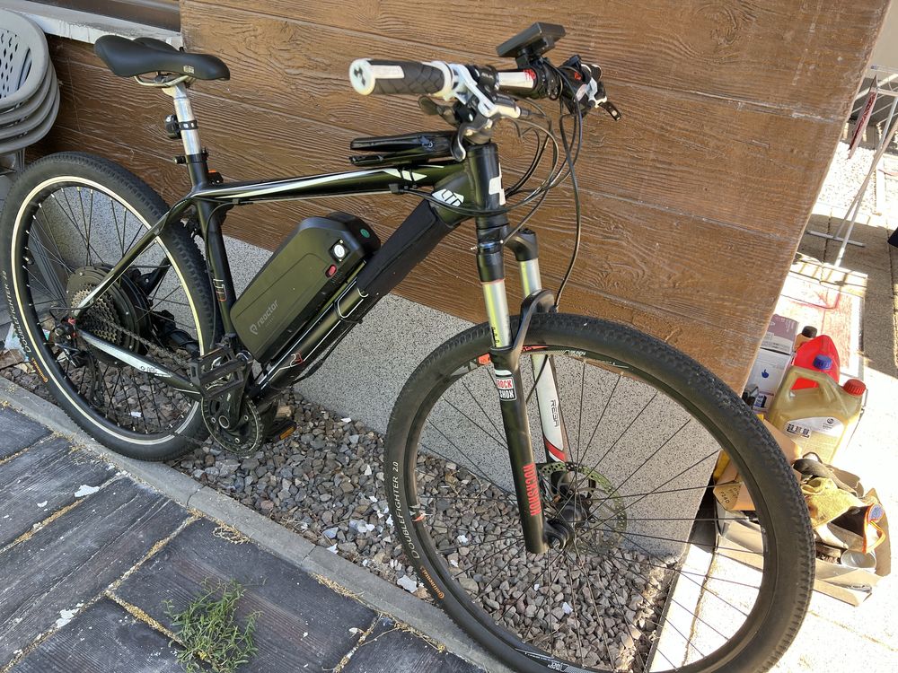 Rower elektryczny CUBE LTD 29