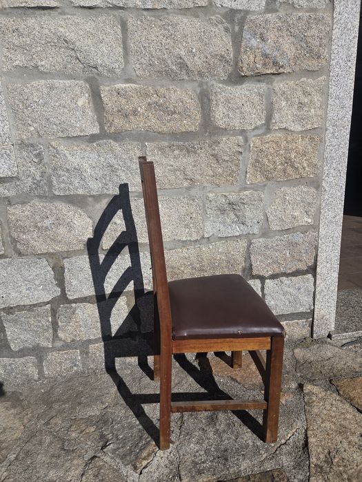 Cadeiras de madeira com acento em pele (4 uni.)