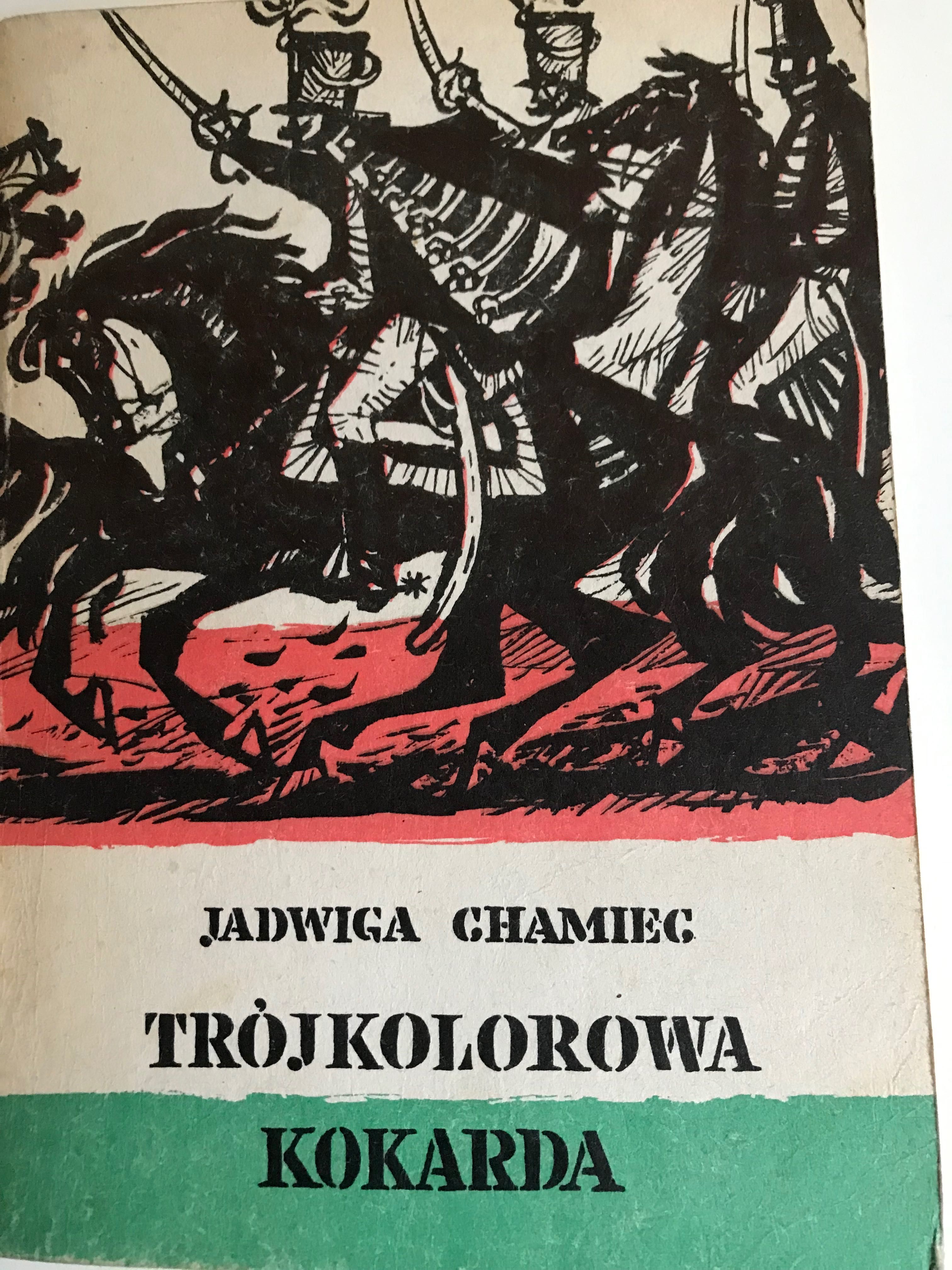 Chamiec J. Trójkolorowa kokarda