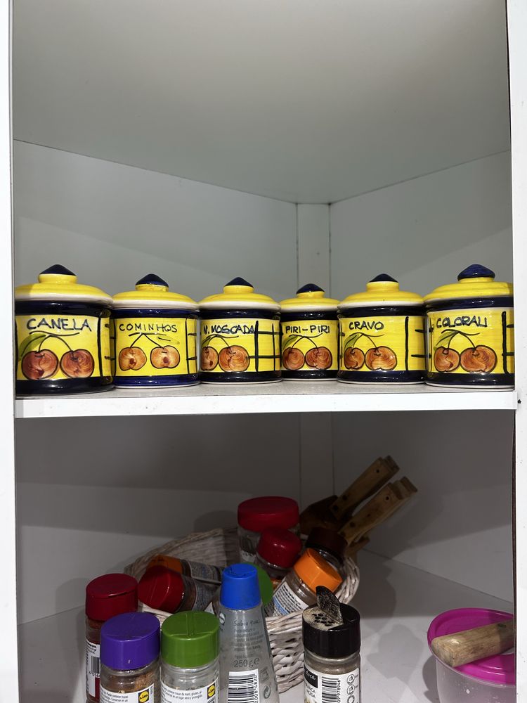 Conjunto de potes para colocar especiarias