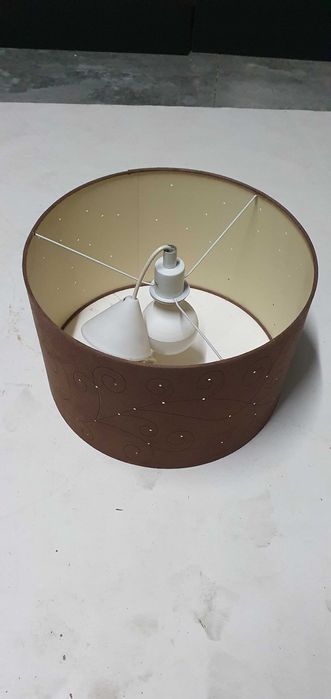 Abajur castanho perfurado com lampada