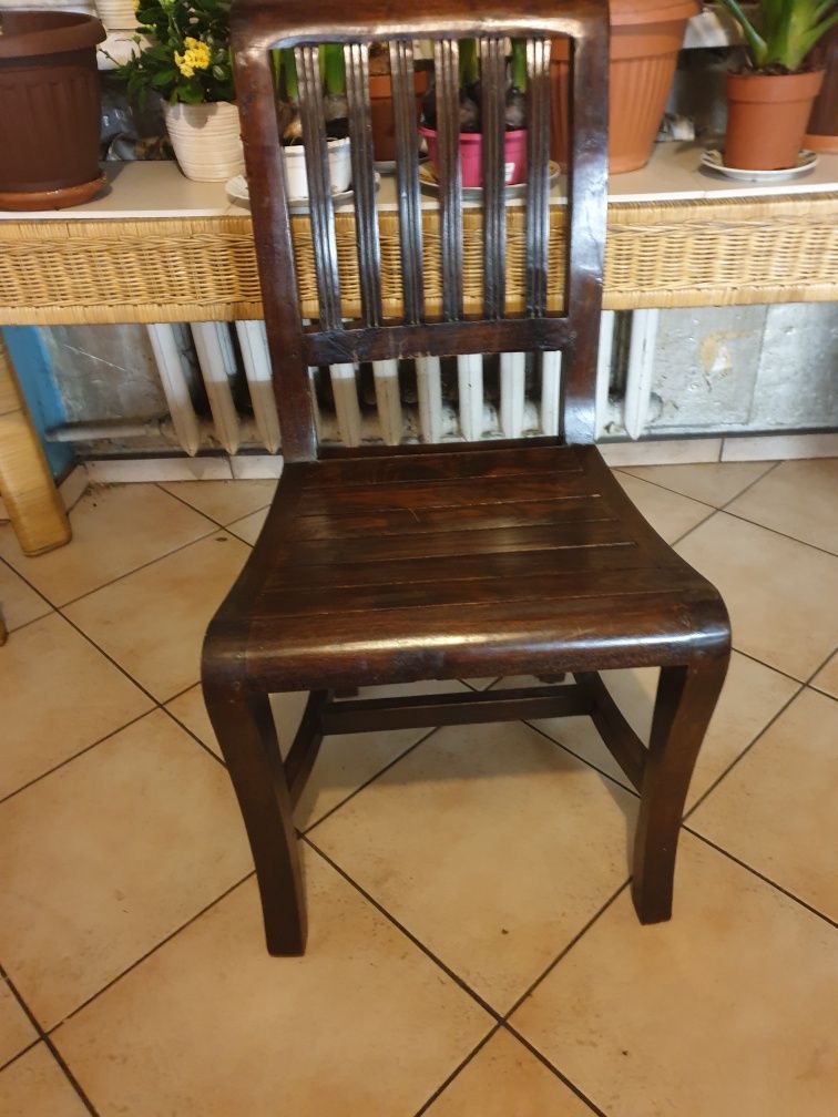 Krzesła tekowe w stylu kolonialnym