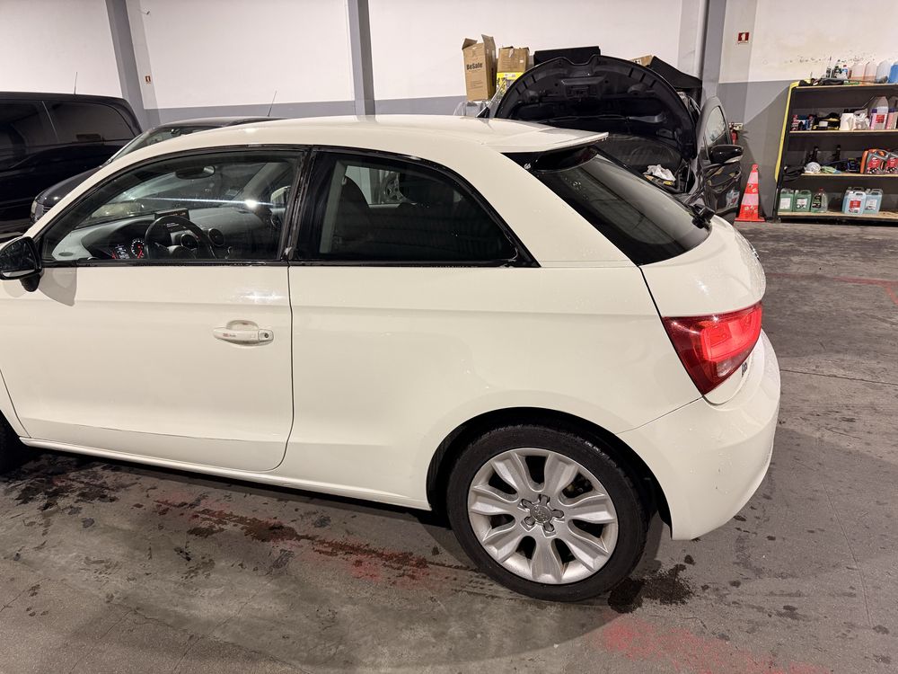 Audi A1 1.6 TDI - 2012 - Branco - 2 Portas