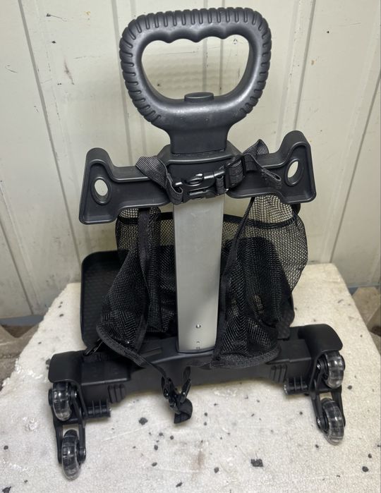 Wózek bagażowy z siatką i opaską