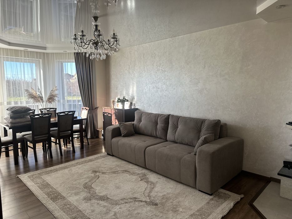 Диван і дуже гарний Анатолій